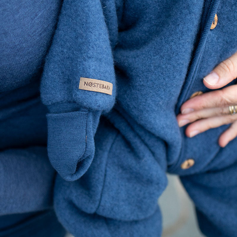Babydress i ullfleece med hette