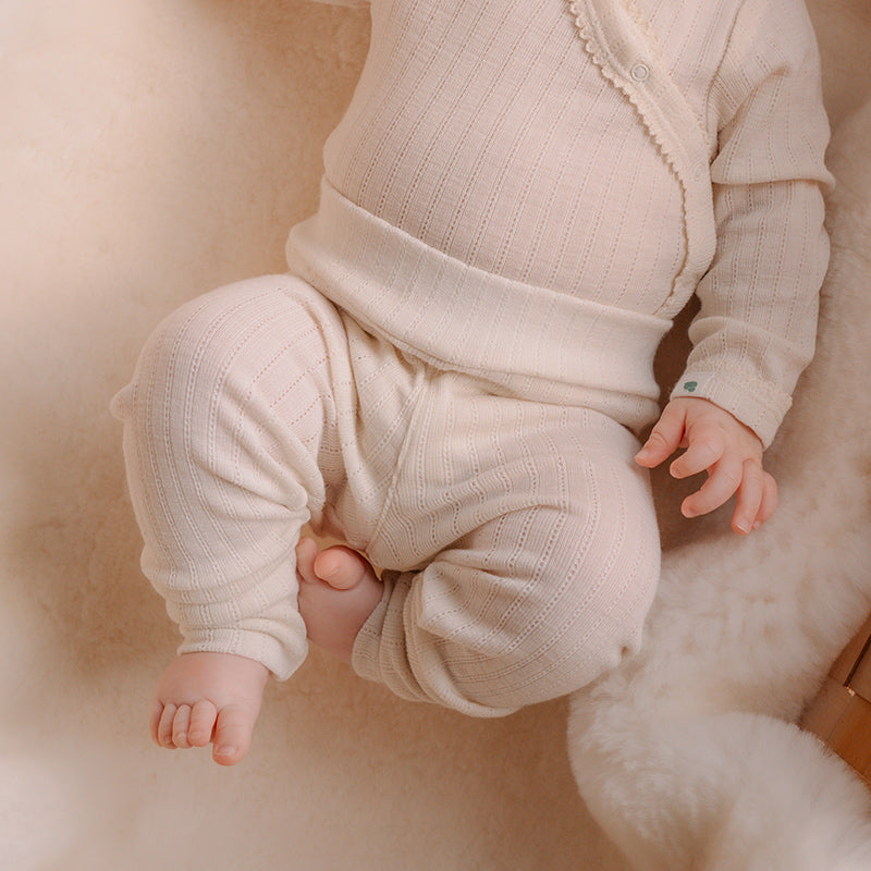 Babytights i ull med silke hullmønster
