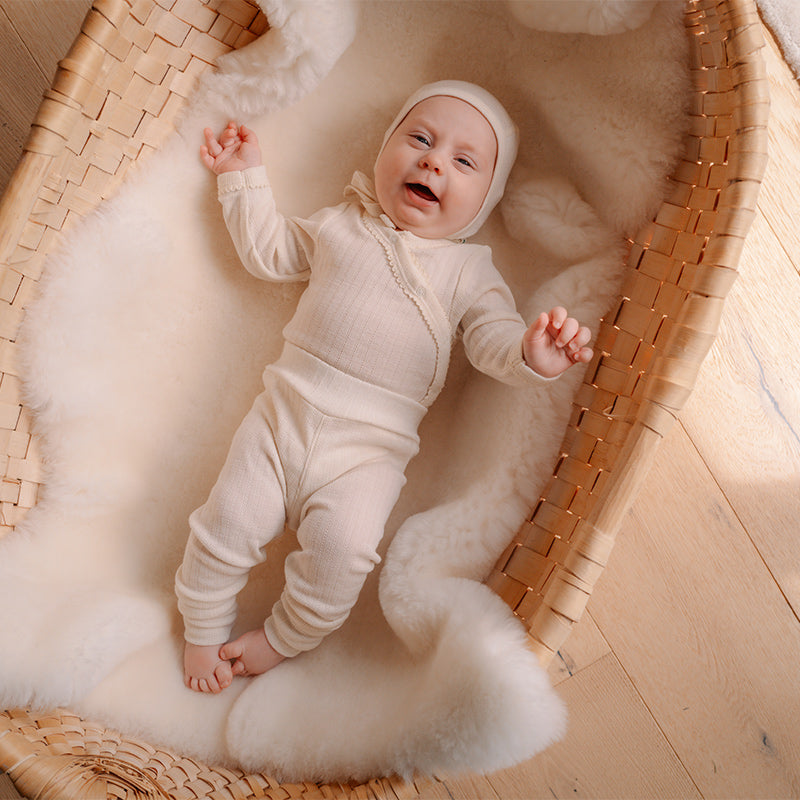 Babytights i ull med silke hullmønster