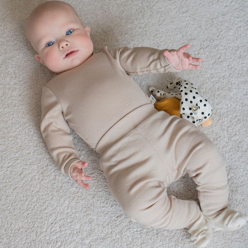 Ribbestrikket babybukse i ull med silke - Latte
