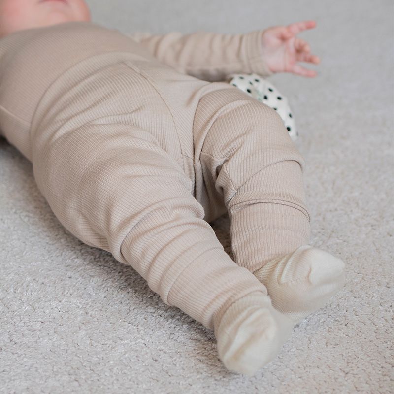 Ribbestrikket babybukse i ull med silke - Latte