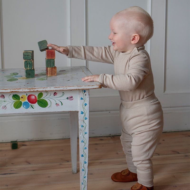 Ribbestrikket babybukse i ull med silke - Latte