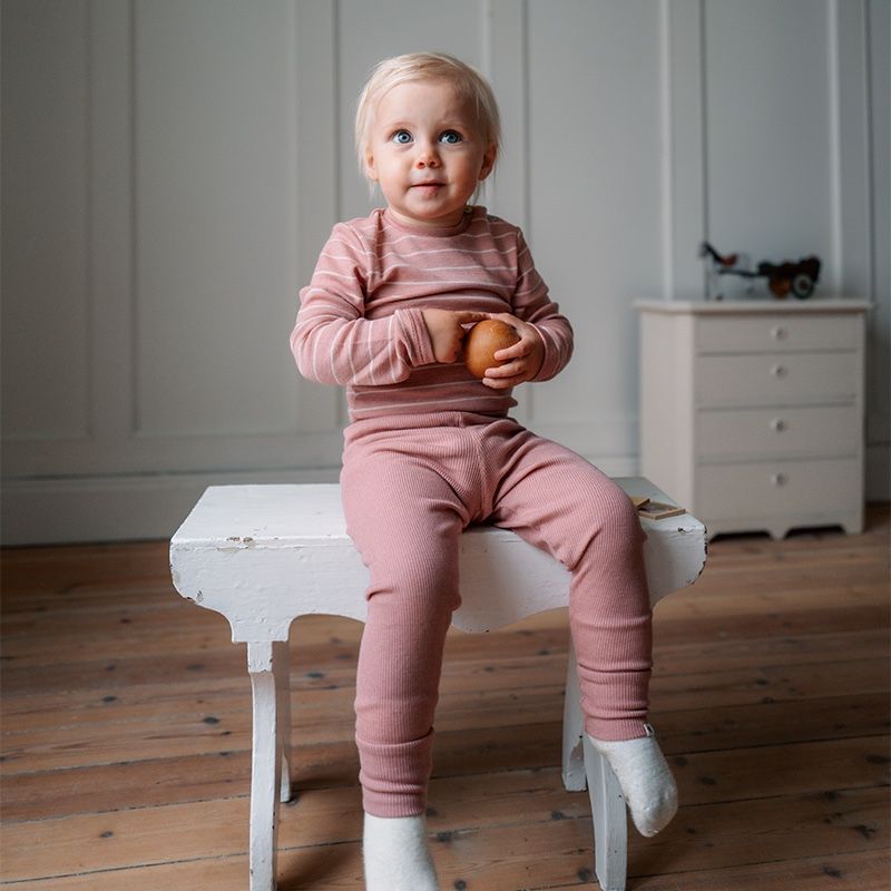 Ribbestrikket babybukse i ull med silke - Lys rose