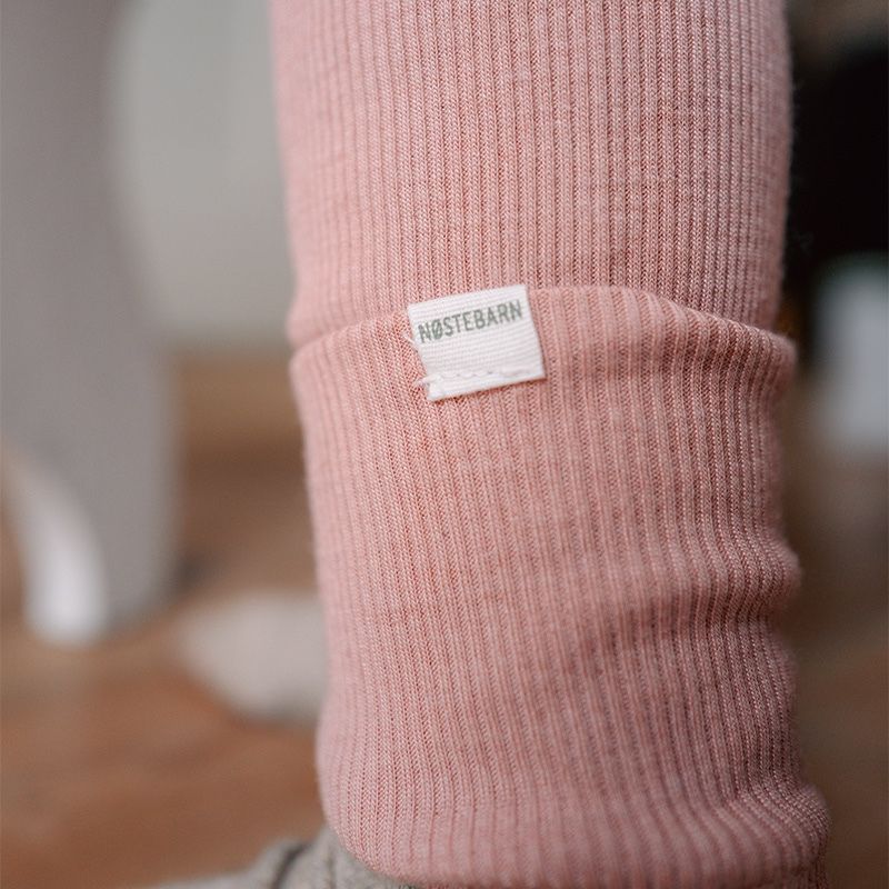Ribbestrikket babybukse i ull med silke - Lys rose