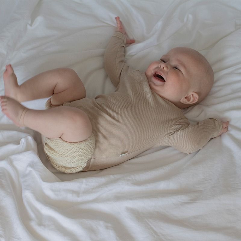 Ribbestrikket body i ull med silke - Latte