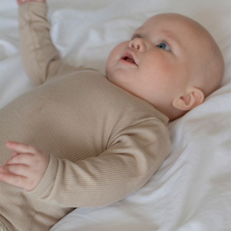 Ribbestrikket body i ull med silke - Latte