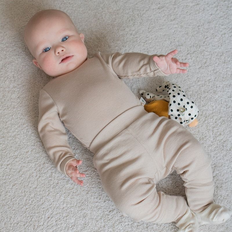 Ribbestrikket body i ull med silke - Latte