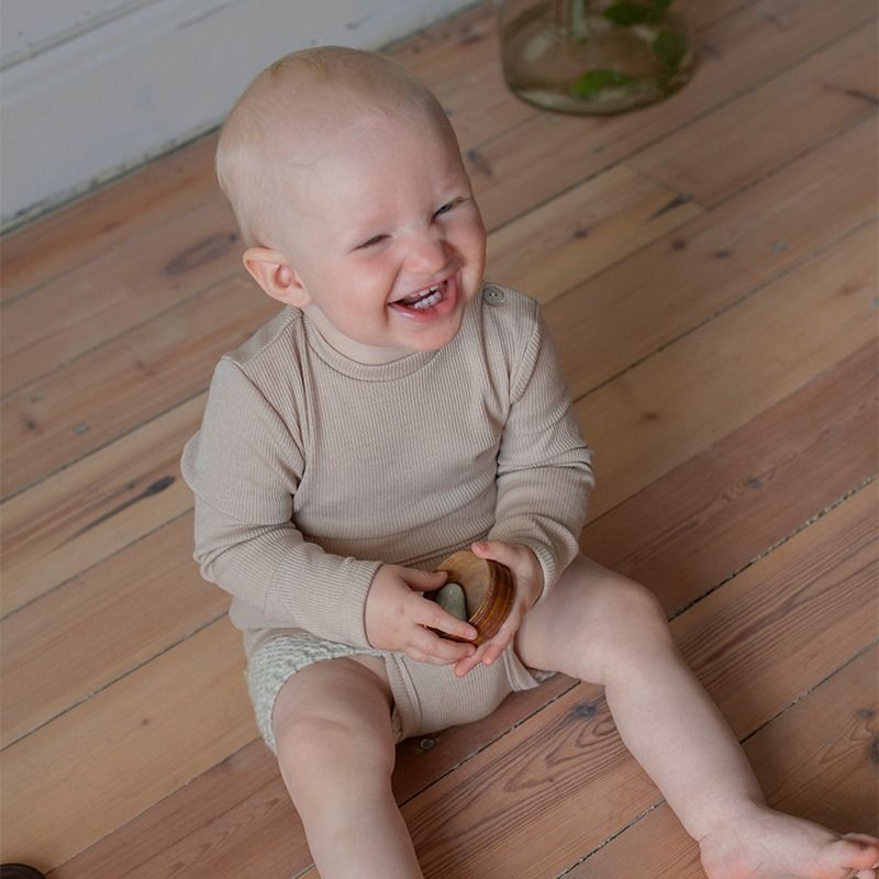 Ribbestrikket body i ull med silke - Latte