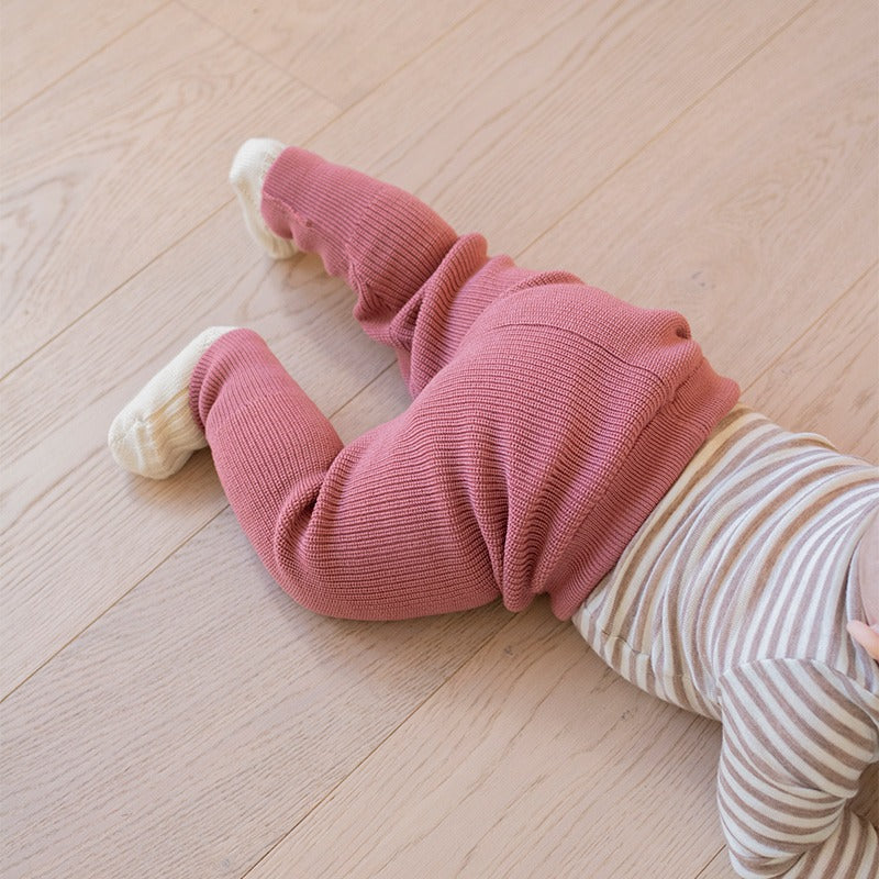 Ullbukse til baby i patentstrikk - Mørk rose