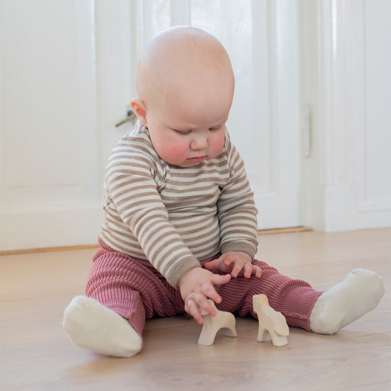 Ullbukse til baby i patentstrikk - Mørk rose