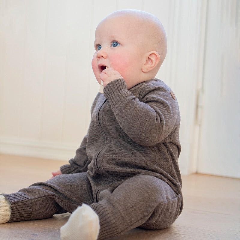 Strikket babydress i ull - Brun