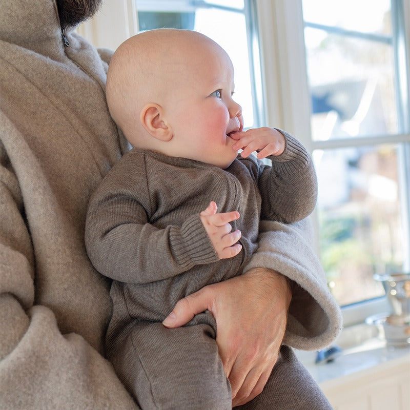 Strikket babydress i ull - Brun