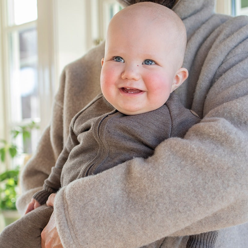 Strikket babydress i ull - Brun