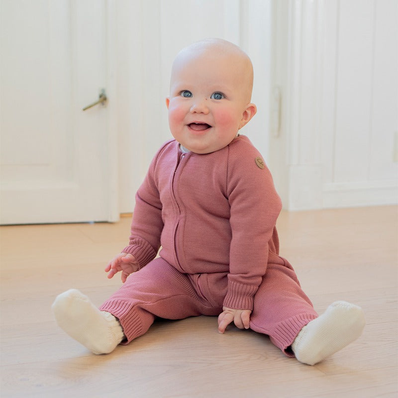 Strikket babydress i ull - Mørk rose