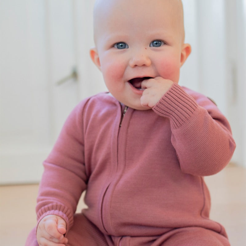 Strikket babydress i ull - Mørk rose