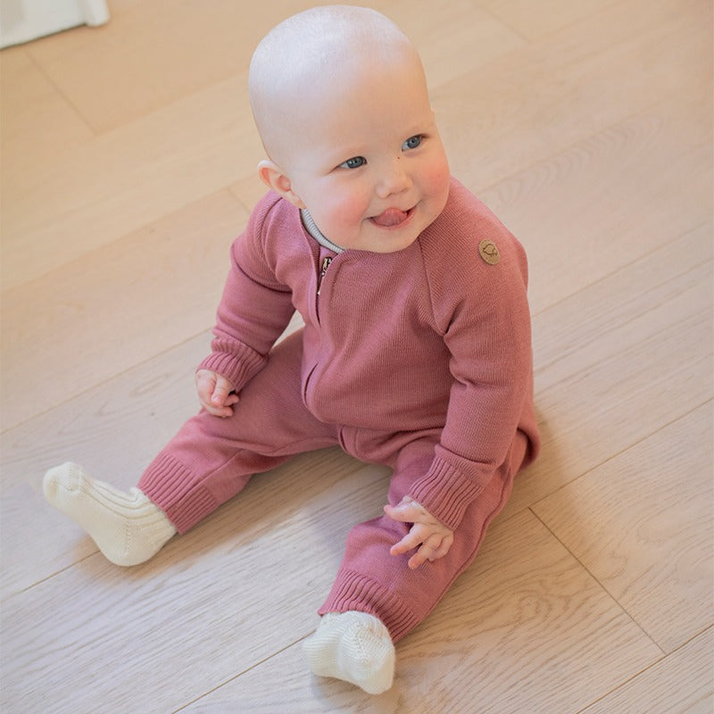Strikket babydress i ull - Mørk rose