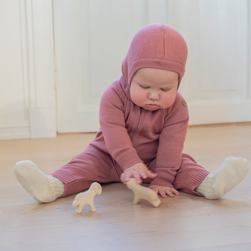 Strikket babydress i ull - Mørk rose