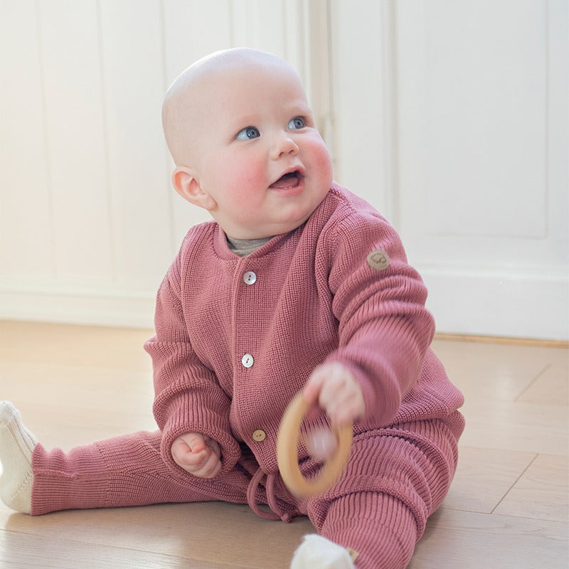 Ulljakke til baby i patentstrikk - Mørk rose
