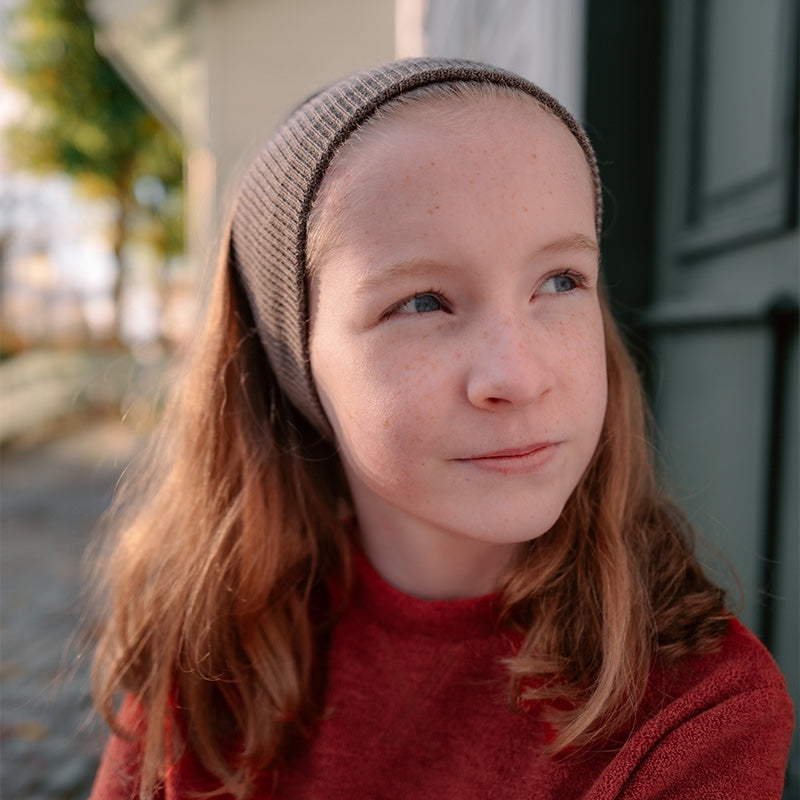 Ribbestrikket pannebånd i ull
