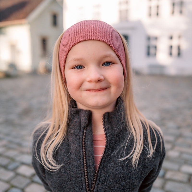 Ribbestrikket pannebånd i ull