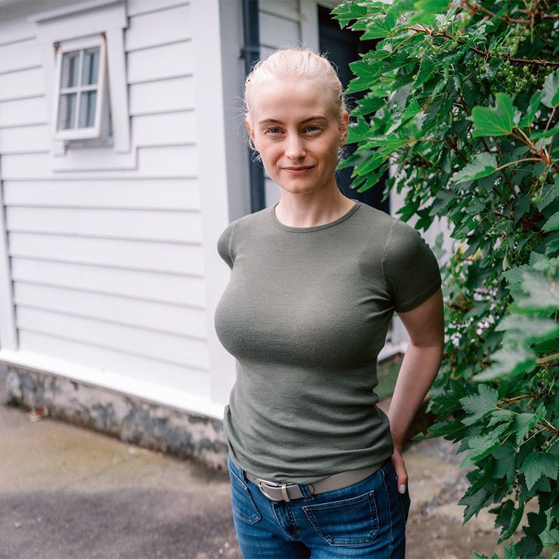 Ulltrøye dame, kort erm, ull med silke - Olivin