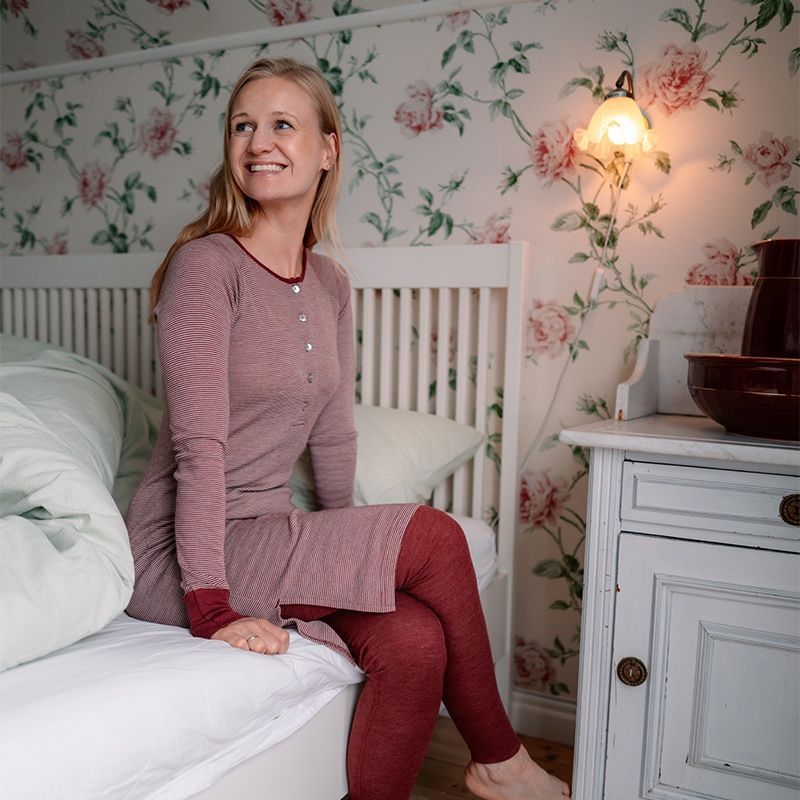 Nattkjole i ull med silke m/knapper - Plomme/Natur