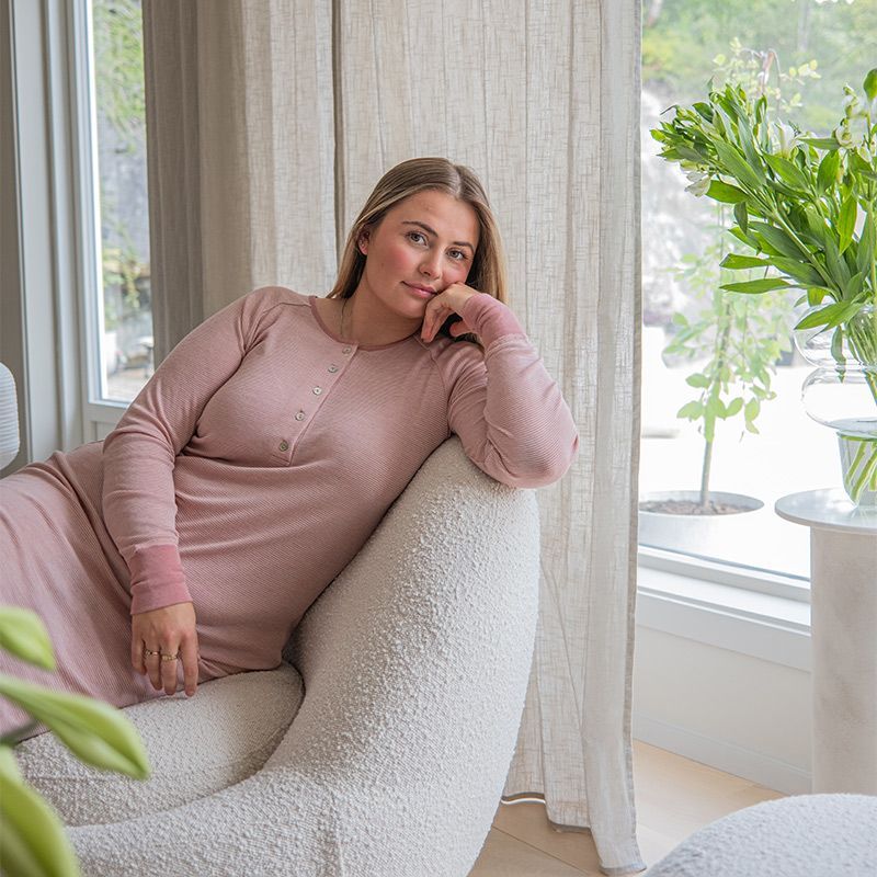 Nattkjole i ull med silke m/knapper - Lys rose/natur
