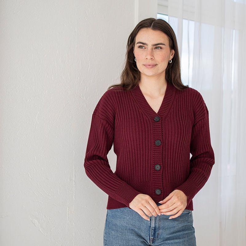 Ribbestrikket cardigan - Plommerød