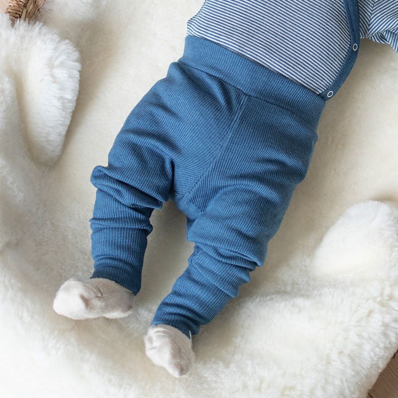 Ribbestrikket babybukse i ull med silke - Dongeriblå