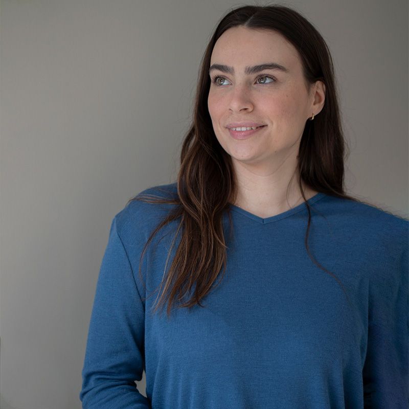 Løstsittende genser i ull med silke, V–hals - Dongeriblå