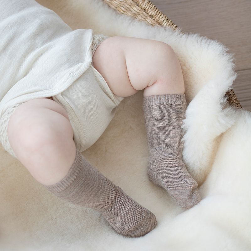 Tynne ullsokker baby, formstrikket - Linfarge