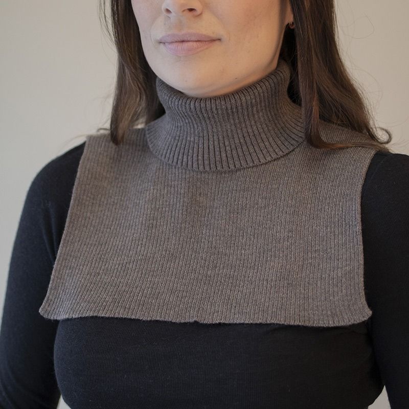 Hals i ribbestrikket ull - lys brun