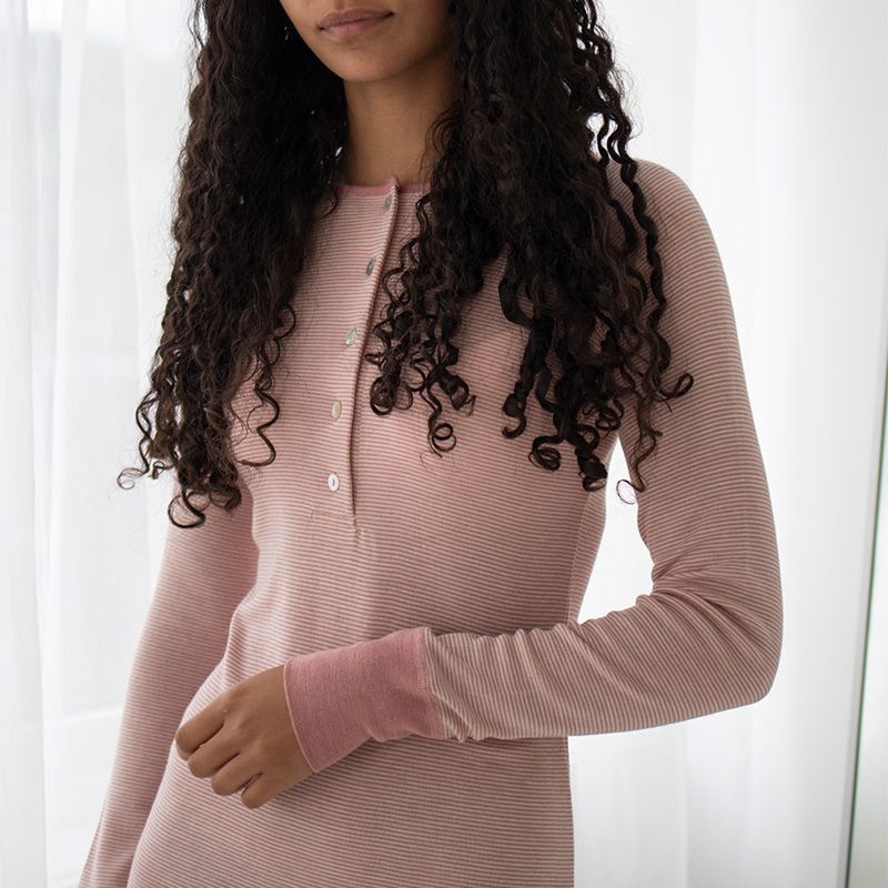 Nattkjole i ull med silke m/knapper - Lys rose/natur