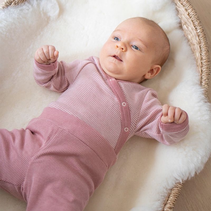 Ribbestrikket babybukse i ull med silke - Lys rose