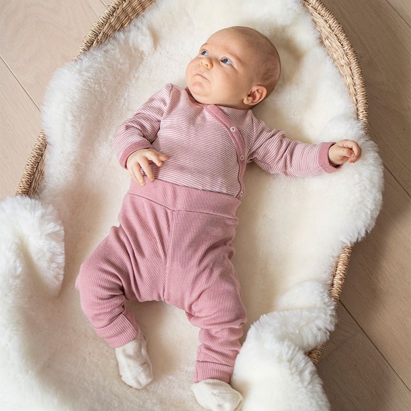 Ribbestrikket babybukse i ull med silke - Lys rose
