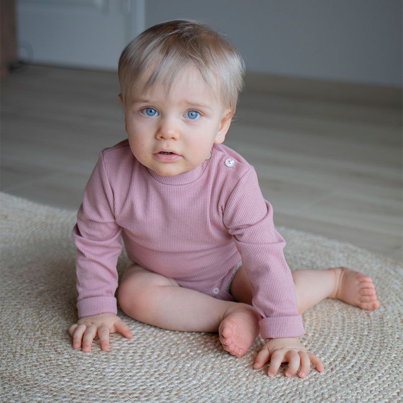 Ribbestrikket body i ull med silke - Lys rose
