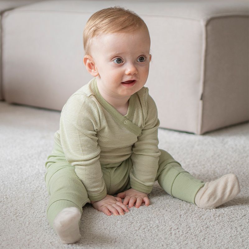 Ribbestrikket babybukse i ull med silke - Pistasj
