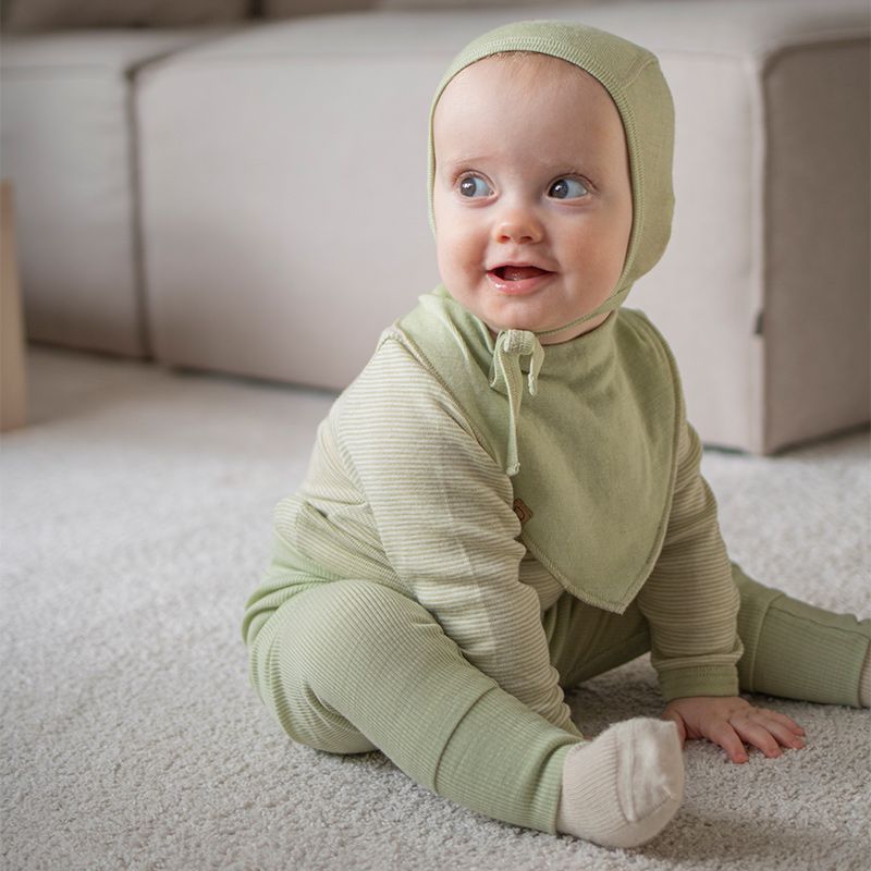 Ribbestrikket babybukse i ull med silke - Pistasj