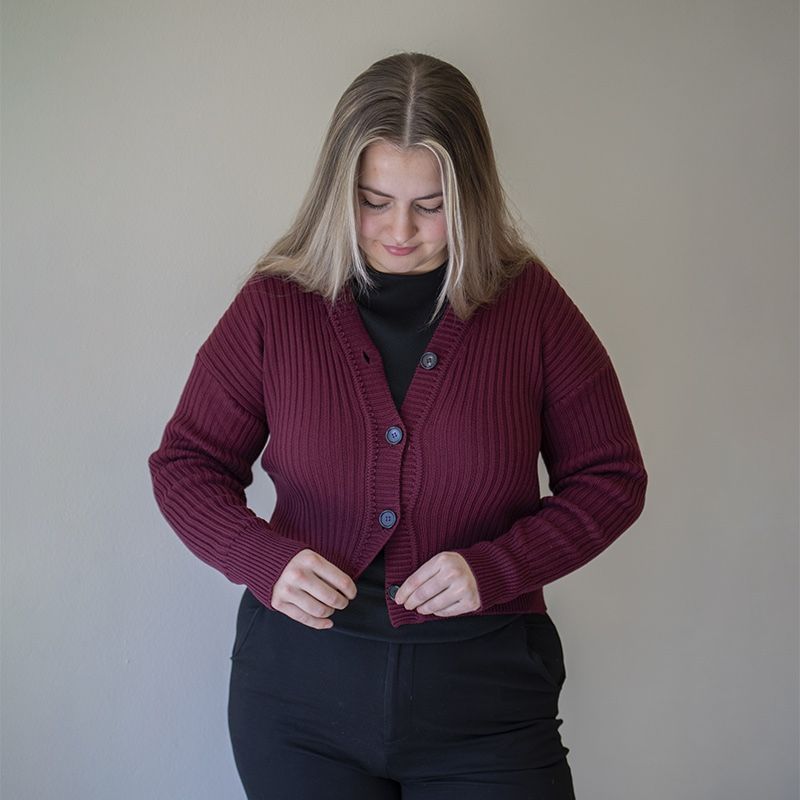 Ribbestrikket cardigan - Plommerød