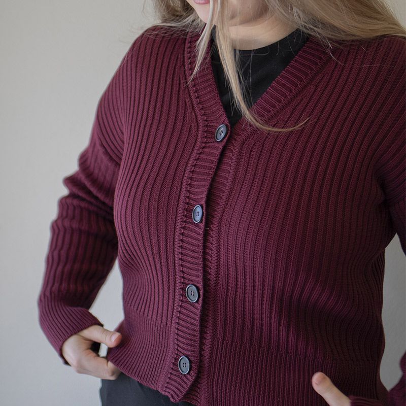 Ribbestrikket cardigan - Plommerød