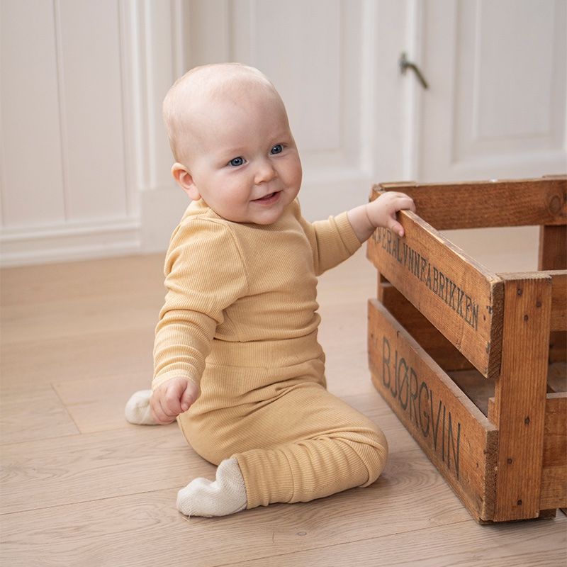 Ribbestrikket babybukse i ull med silke - Strågul