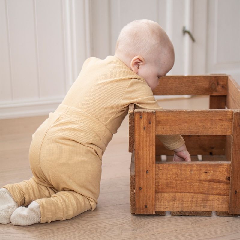 Ribbestrikket babybukse i ull med silke - Strågul