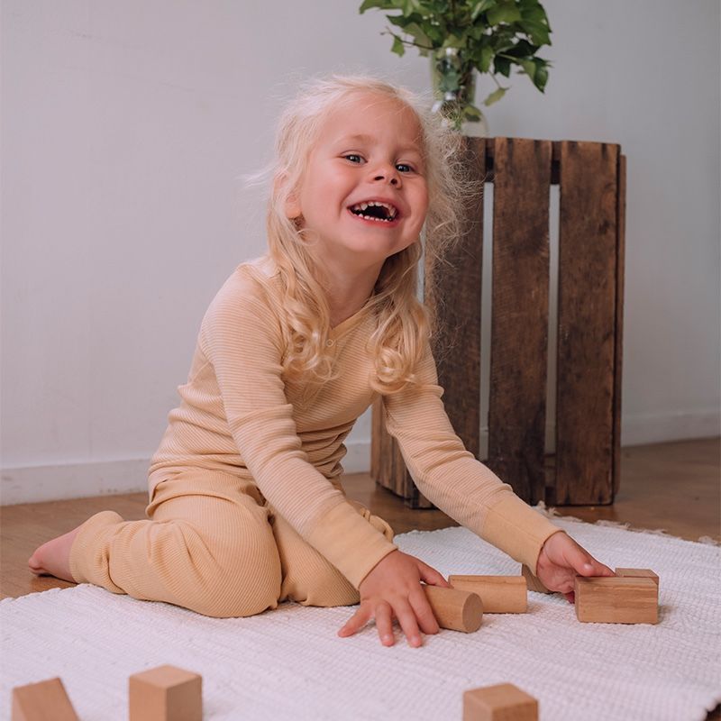 Ribbestrikket babybukse i ull med silke - Strågul