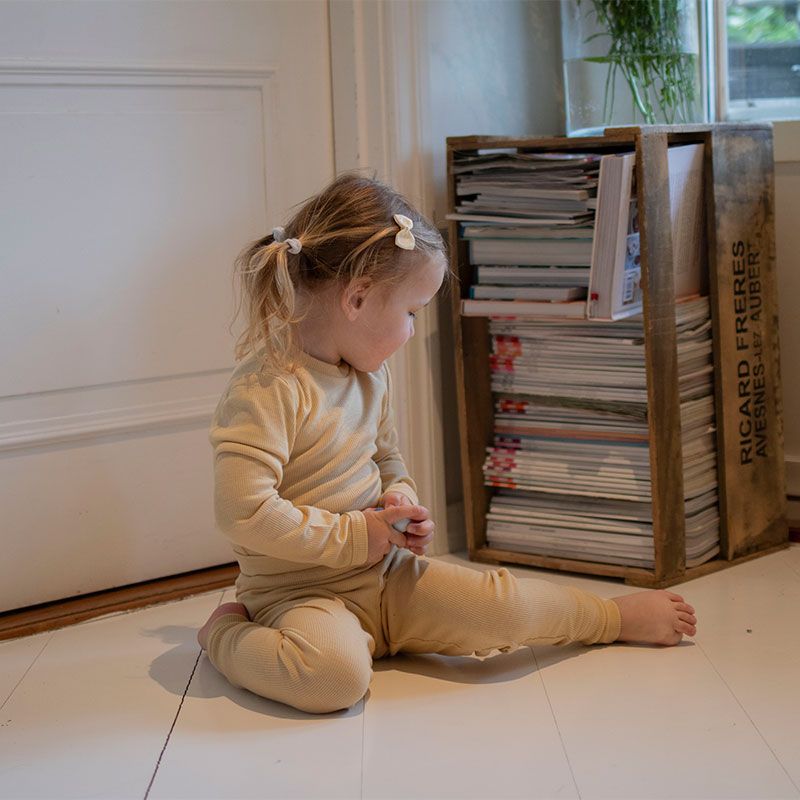 Ribbestrikket babybukse i ull med silke - Strågul