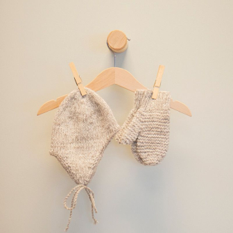 Barnehagesett:lue og votter - Strikk