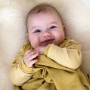 Babyteppe i ull med silke, hullmønstret Sennep