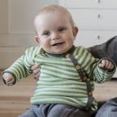Rillestrikket babyjakke i ull - Artisjokkstripet
