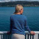 Løstsittende damegenser i ull med silke - Klarblå/natur