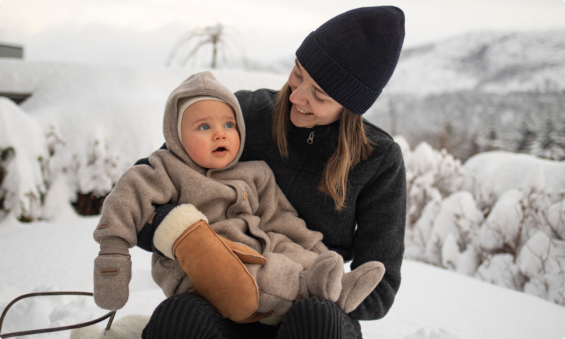 baby og dame kledd i ull ute i sn&oslash;