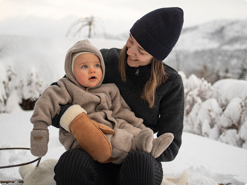 baby og dame kledd i ull ute i sn&oslash;